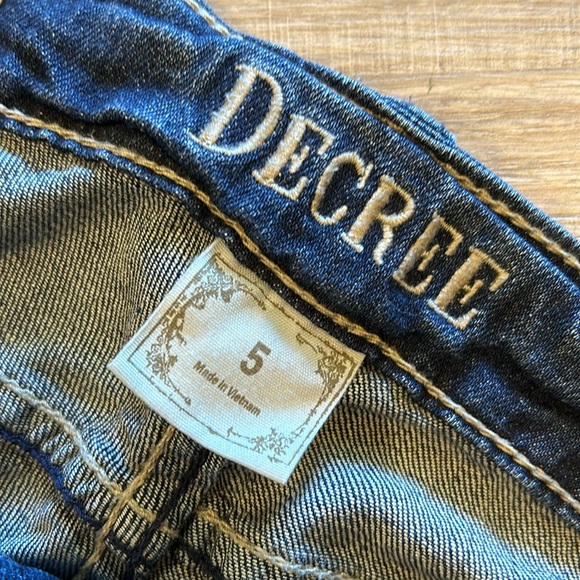 27.25” Waist Dark Wash Decree Jeans Size 5 Juniors EUC - Picture 2 of 4